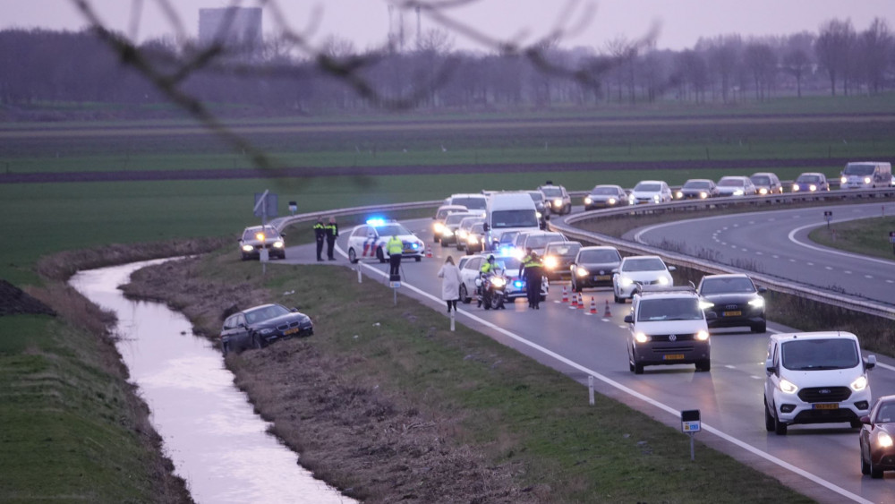 Flinke file op Westfrisiaweg in Hoogkarspel na ongeluk met gewonde.
