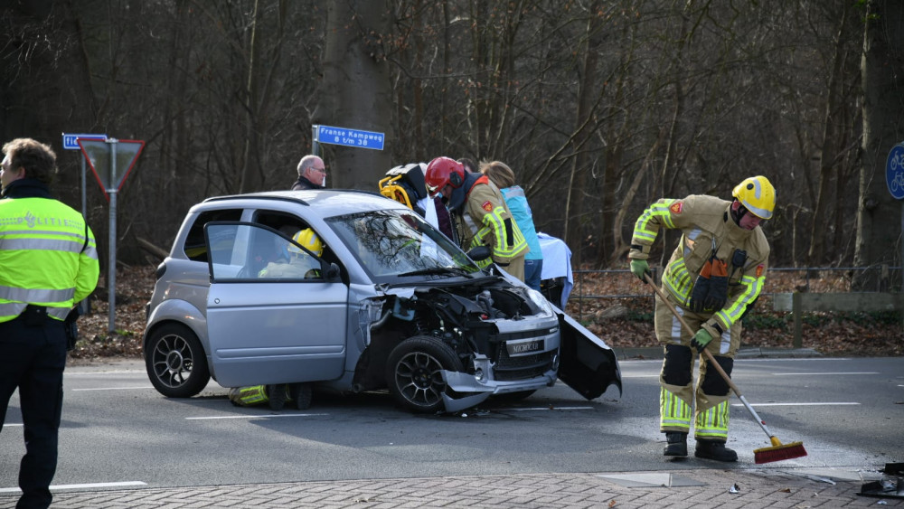 Twee gewonden bij ongeluk met 45-kilometerwagentje in Bussum.