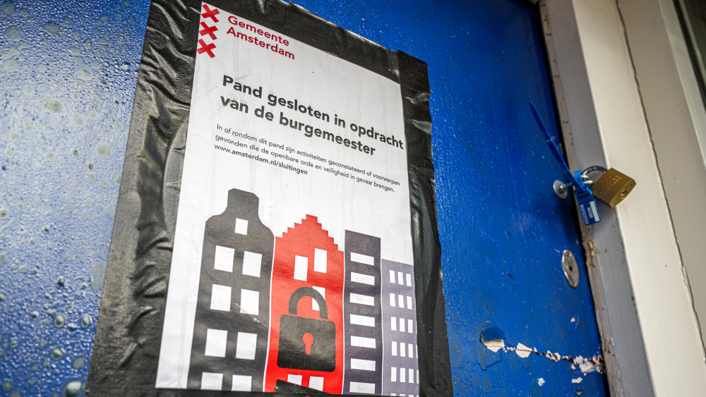 Hundreds of pills and two weapons in Marnixstraat home, premises closed