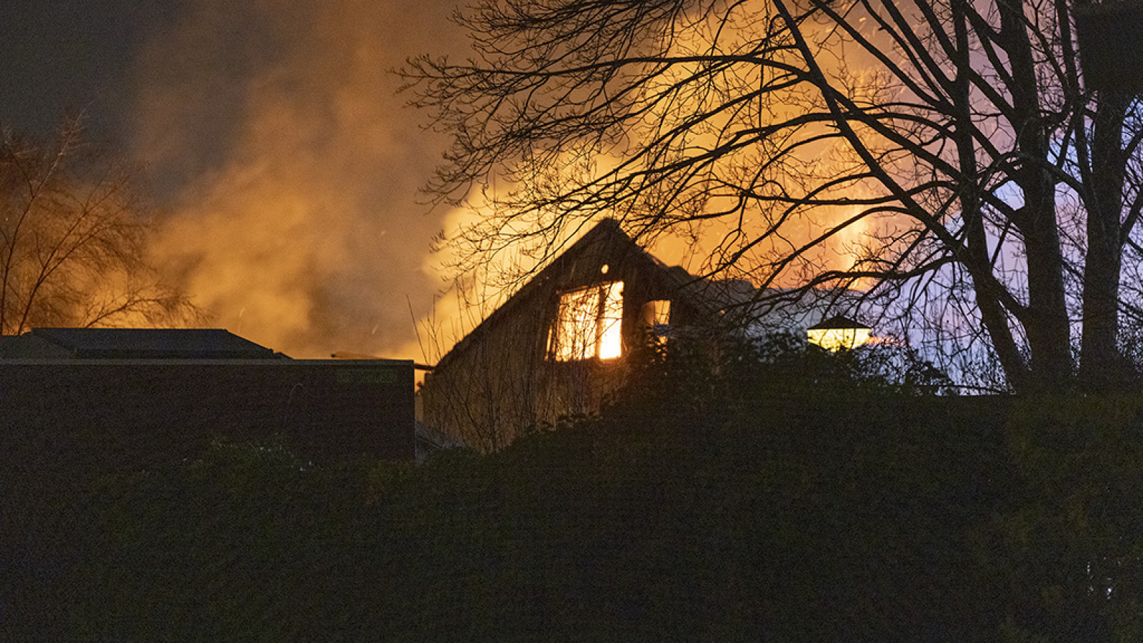 Grote brand aan Oostereinderweg Aalsmeer