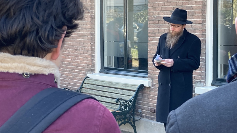 Rabbijn Spierop spreekt gebed uit bij struikelstenen