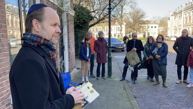 Wim de Wagt spreekt over opperrabbijn Philip Frank bij legging struikelstenen 