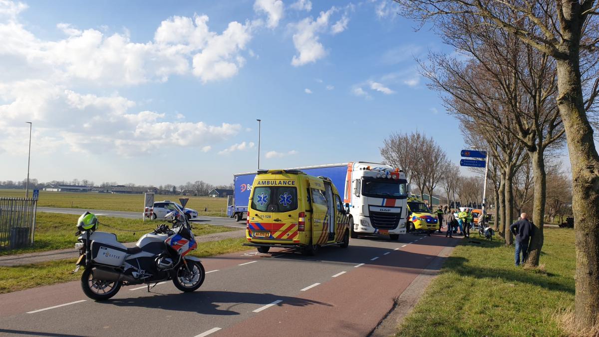 Fietser gewond bij aanrijding met vrachtwagen op kruispunt Wijdewormer