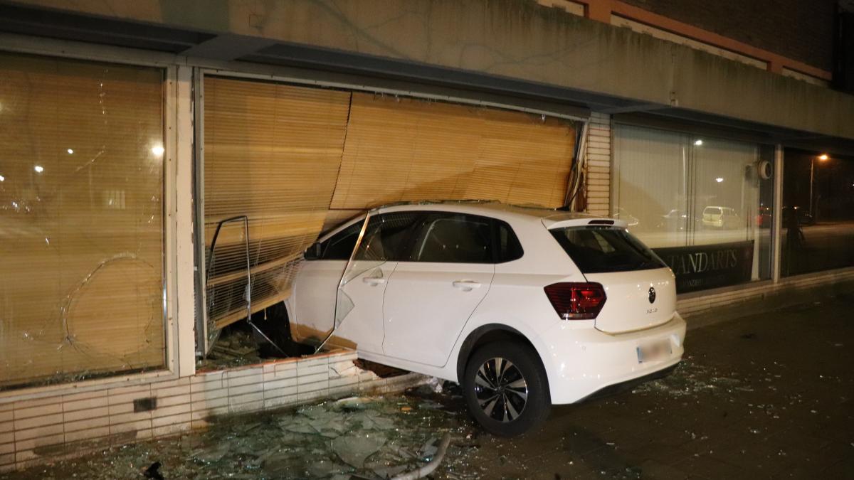 Automobilist rijdt winkel Geuzenveld binnen en gaat ervandoor