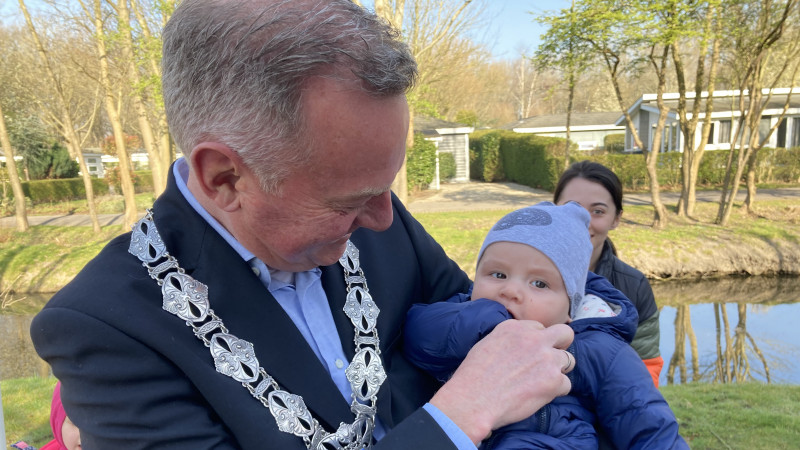 Burgemeester Dales met een baby