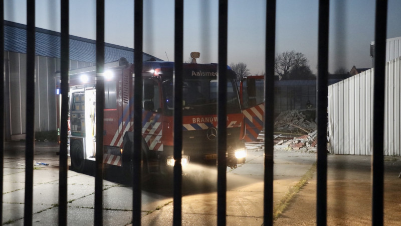 Hulpdiensten ter plaatse na brand met gewonde in leegstaande bedrijfshal Aalsmeerderweg