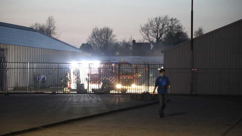 Hulpdiensten ter plaatse na brand met gewonde in leegstaande bedrijfshal Aalsmeerderweg
