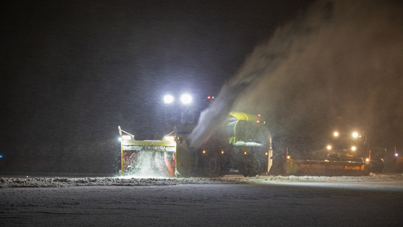 De sneeuwvloot van Schiphol in actie