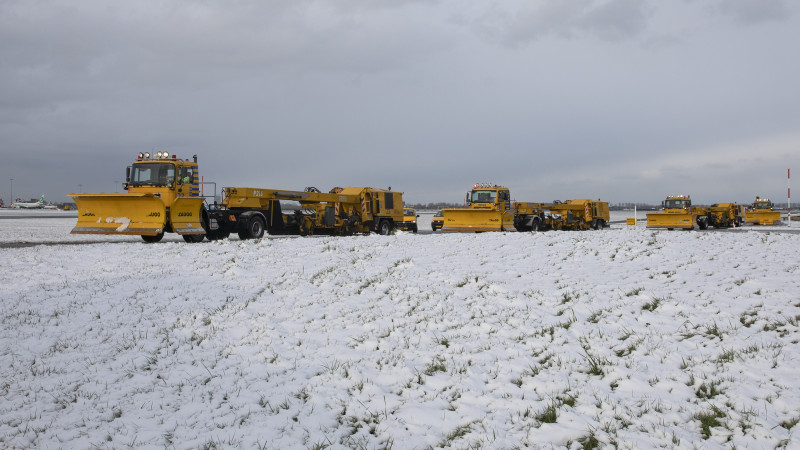 De sneeuwvloot van Schiphol in actie