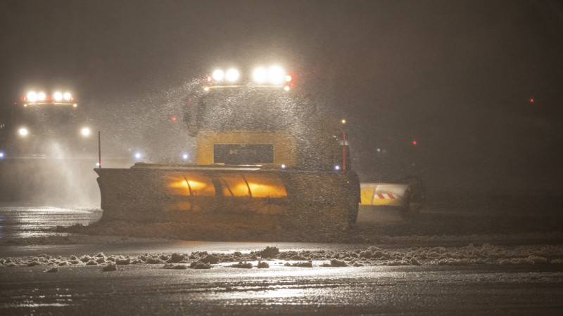 De sneeuwvloot van Schiphol in actie