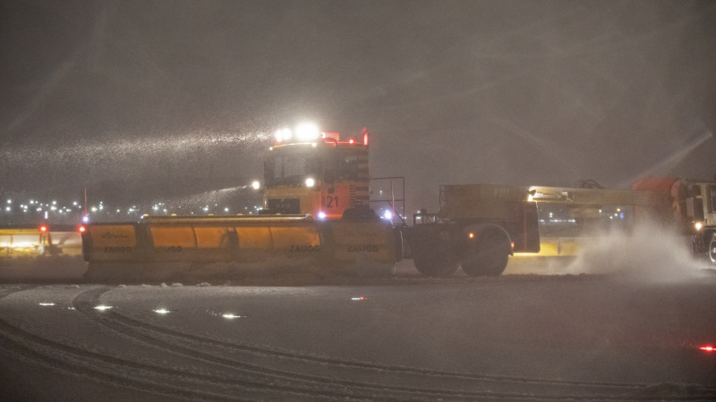 De sneeuwvloot van Schiphol in actie