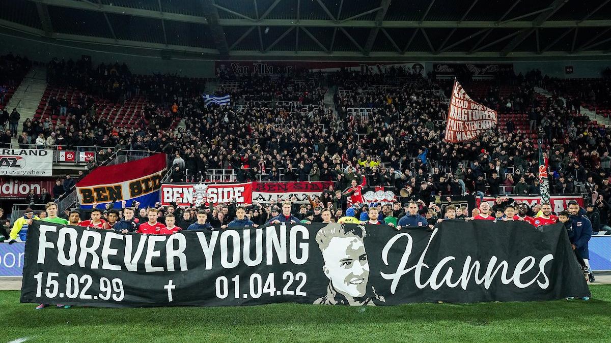Indrukwekkend eerbetoon AZ-supporters voor overleden fan Hannes (23) uit Ursem