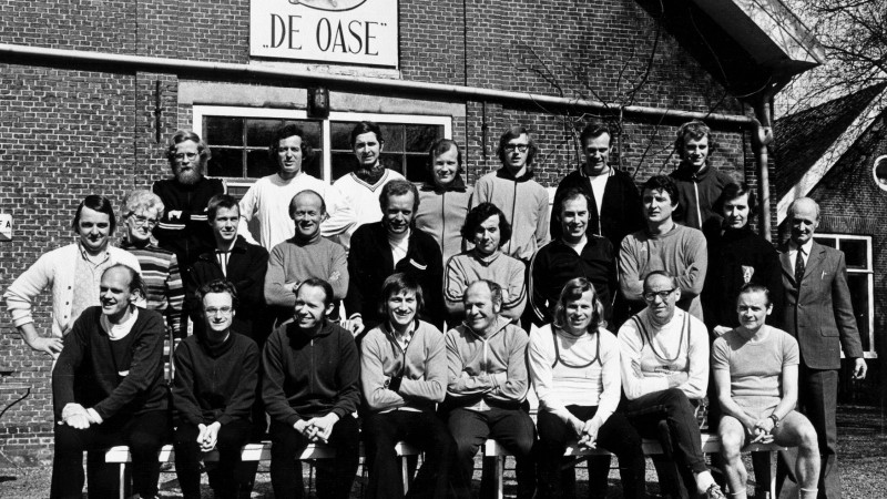 1971 groepsfoto; voorste rij vierde van rechts: Bap van der Pol 