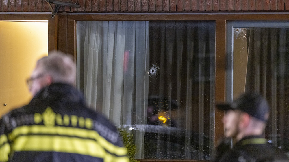 Twee Kogelgaten In Raam Woning Amsterdam-Zuidoost Na Schietpartij - NH ...