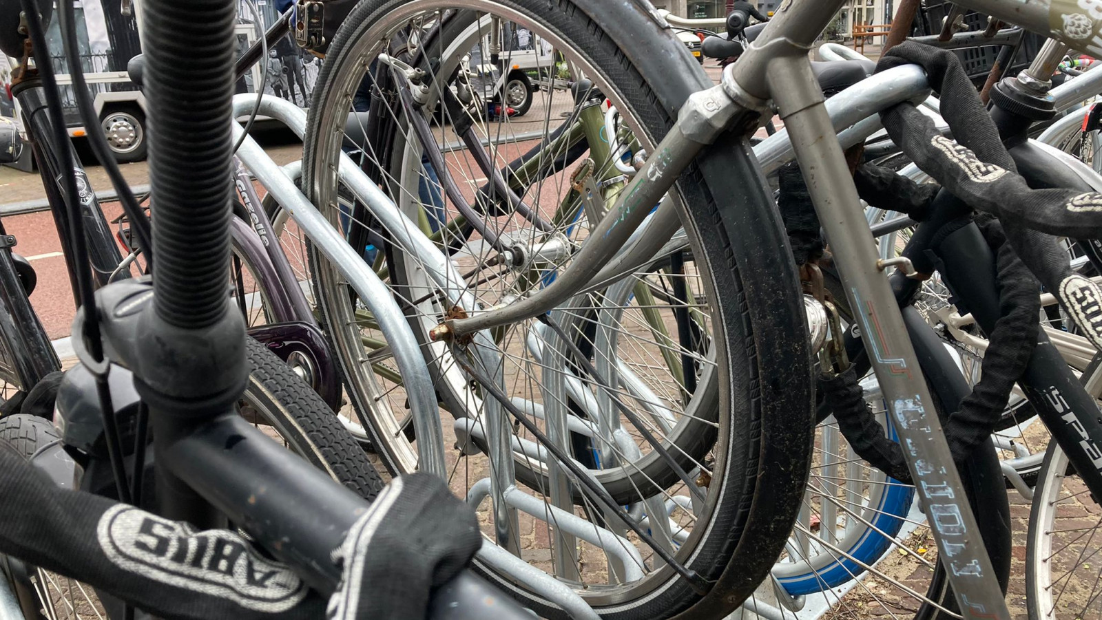 vrijwilliger De commentator Wordt dit het nieuwe 'ultiem Amsterdamse' fietsenrek? - NH Nieuws