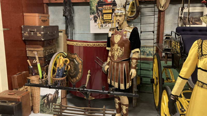 Romeins kostuum en koffers uit collectie van Van Groningen