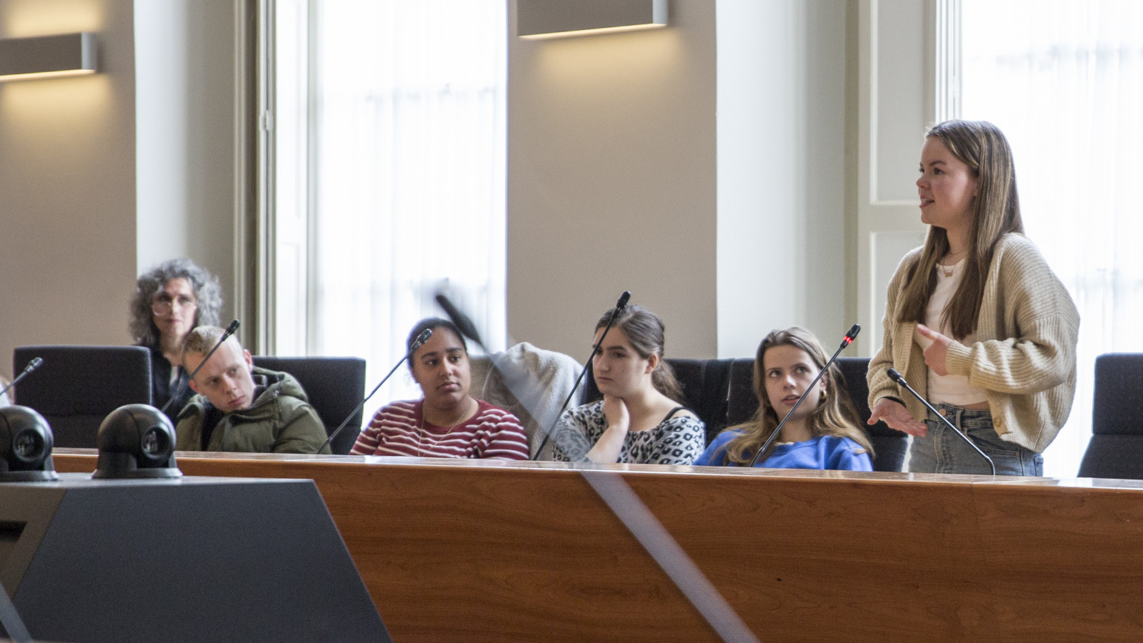 Debatwedstrijd Daaf Geluk school in raadzaal succes: “Sommigen willen politiek in”