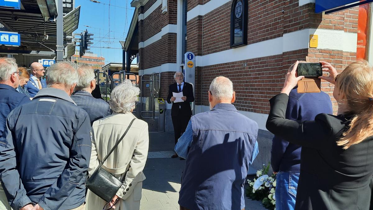 Horinezen herdenken Joodse inwoners die 80 jaar geleden uit Hoorn werden weggevoerd