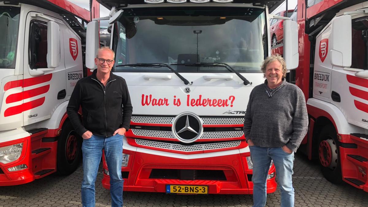 Tientallen Westfriese vrachtwagens denderen met teksten van De Dijk over de wegen