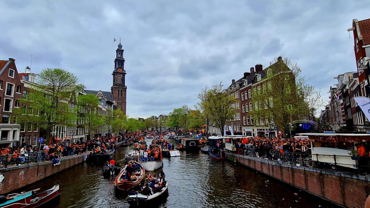 OM en verdachte in beroep tegen straf verkrachting Koningsdag • Amsterdamse Maasstraat afgezet vanwe