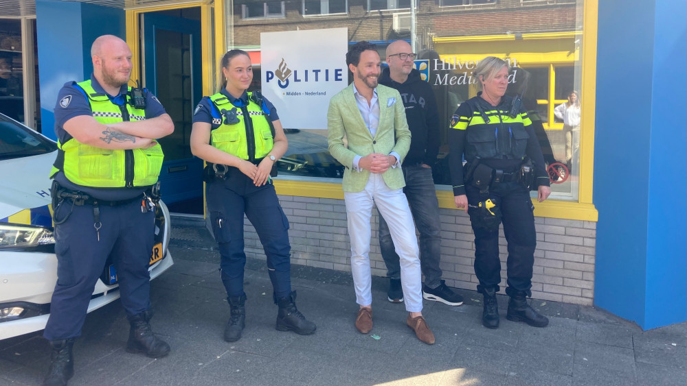 Opening wijkpost aan de Larenseweg