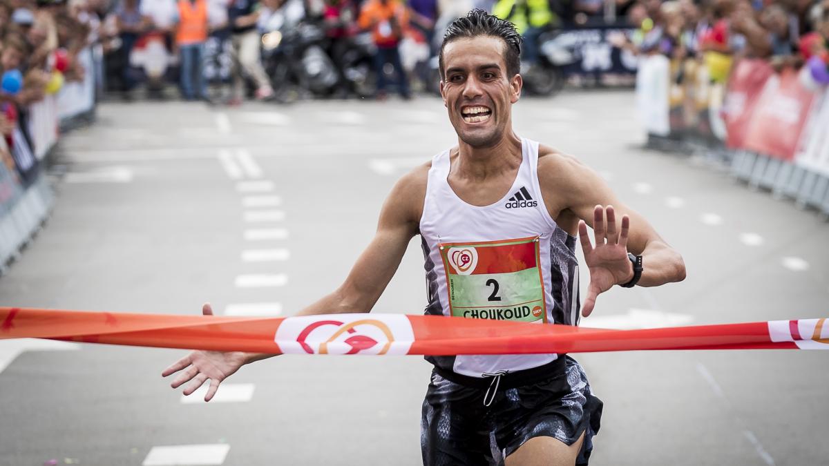 Olympier Khalid Choukoud aan de start van marathon Amsterdam