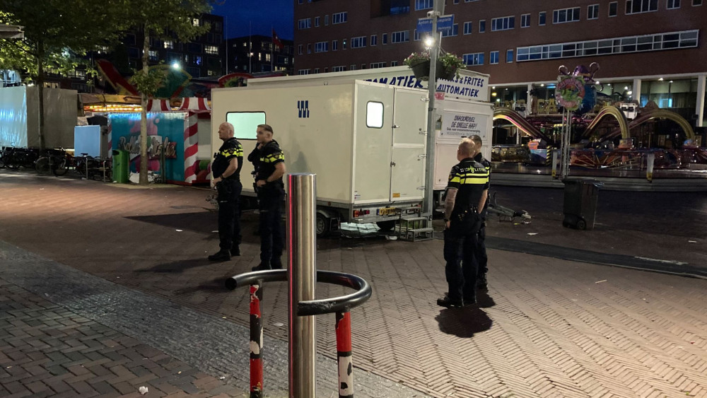 Politie Lost Waarschuwingsschot Bij Grote Vechtpartij In Amsterdam ...