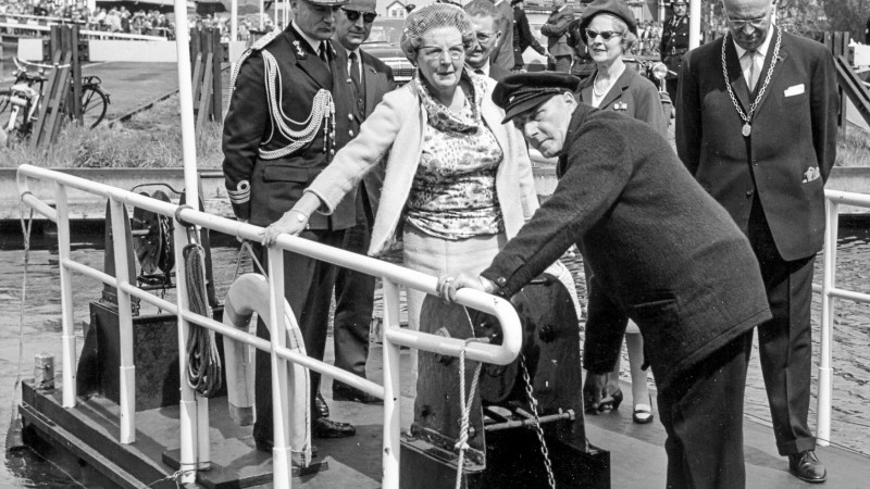 Koningin juliana brengt in mei 1965 een bezoek aan WV Nieuwe Meer