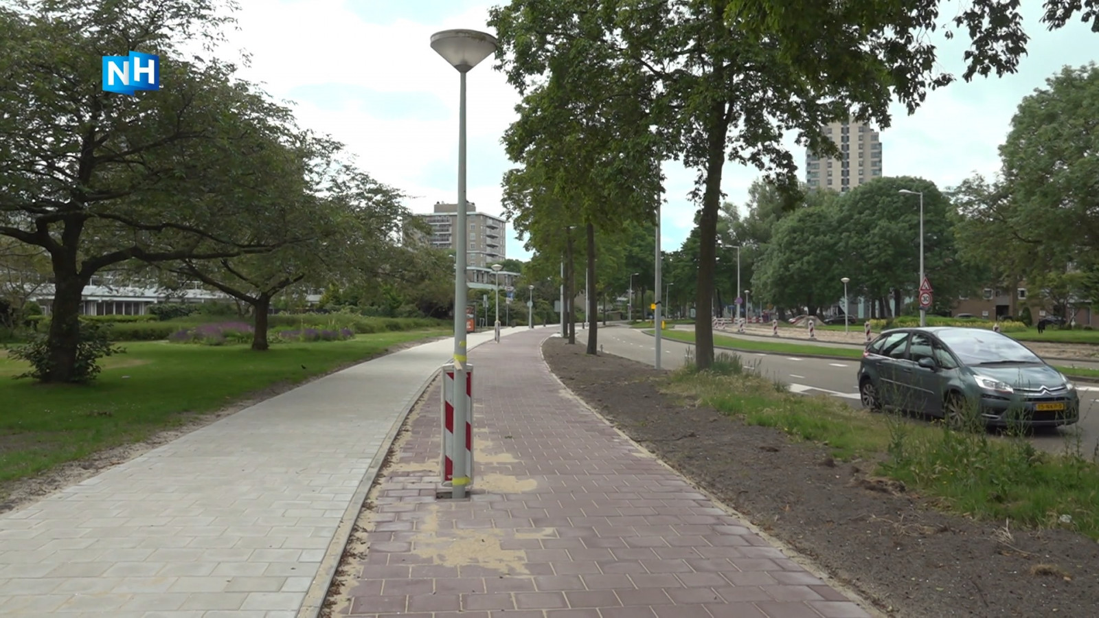 naald omvatten dwaas Lantaarnpalen midden op het fietspad in Amsterdam-Zuid: "Misschien zijn dit  bonuspunten" - NH Nieuws