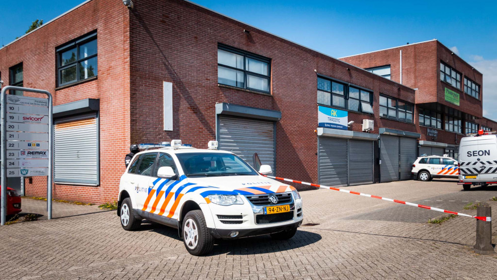 Politie Valt Wéér Pand Op Industrieterrein Beverwijk Binnen, Vindt Nu ...