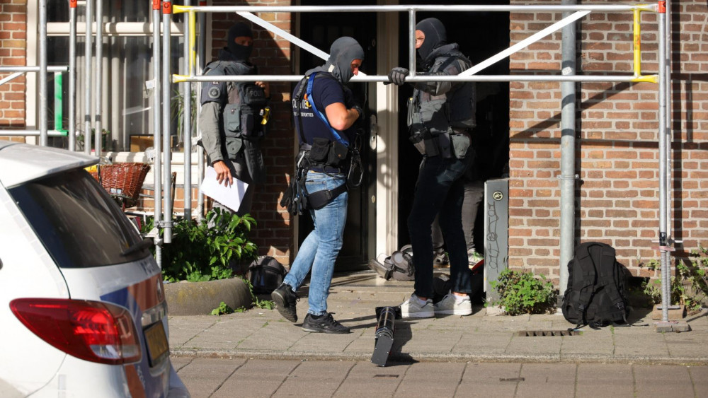 Arrestatieteam Valt Woning Hoofdweg Binnen - NH Nieuws