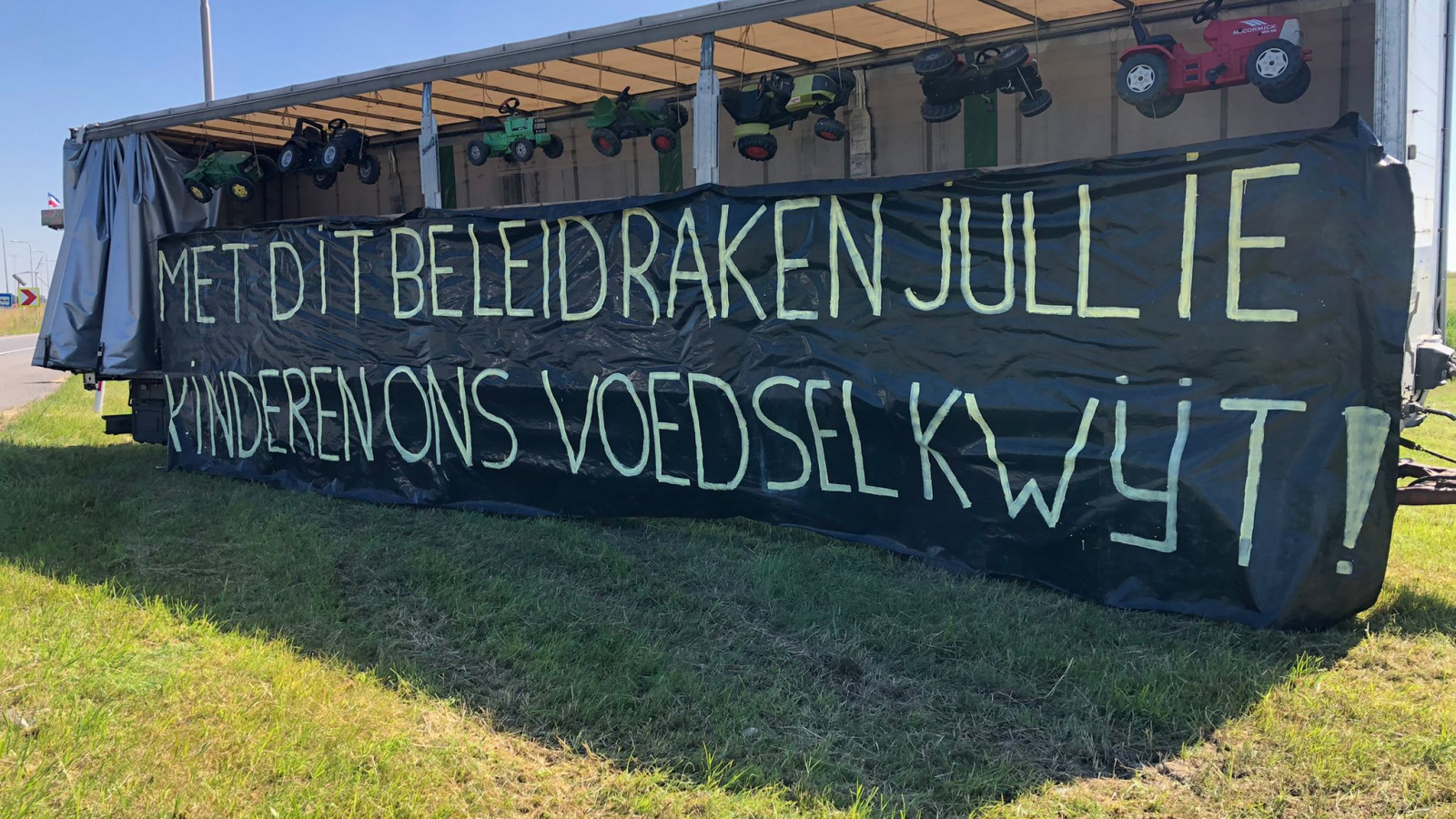 Boeren maken statement langs de A4 Haarlemmermeer