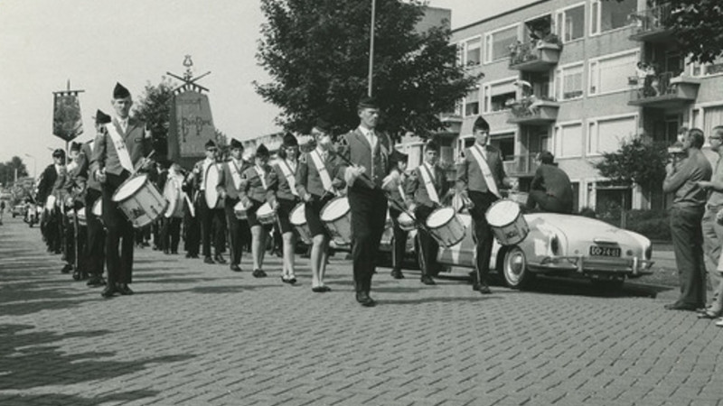 De fanfare tijdens het Bloemencorso van 1959 op de Sportlaan