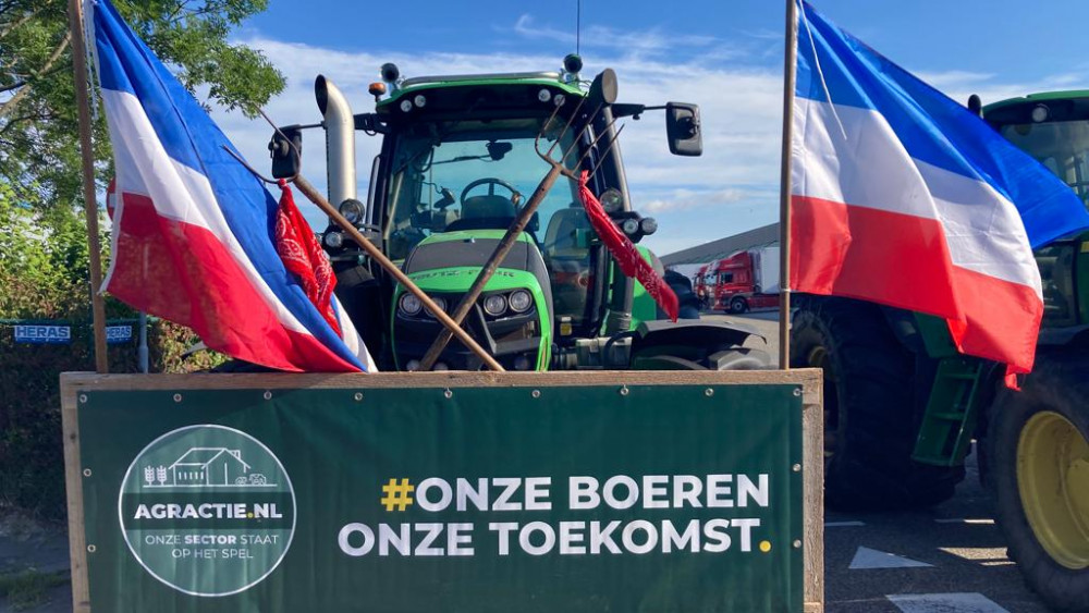 Burgemeester Jan Hamming stuurt demonstrerende boeren weg bij Albert Heijn en Picnic