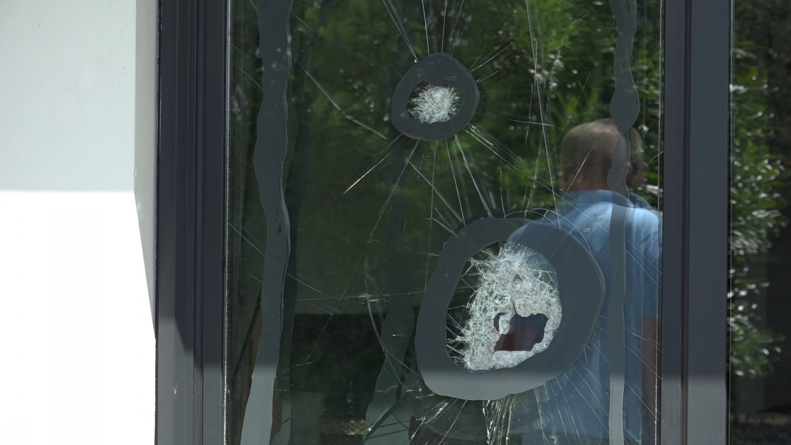 Met een hamer hebben de daders geprobeerd het raam kapot te maken