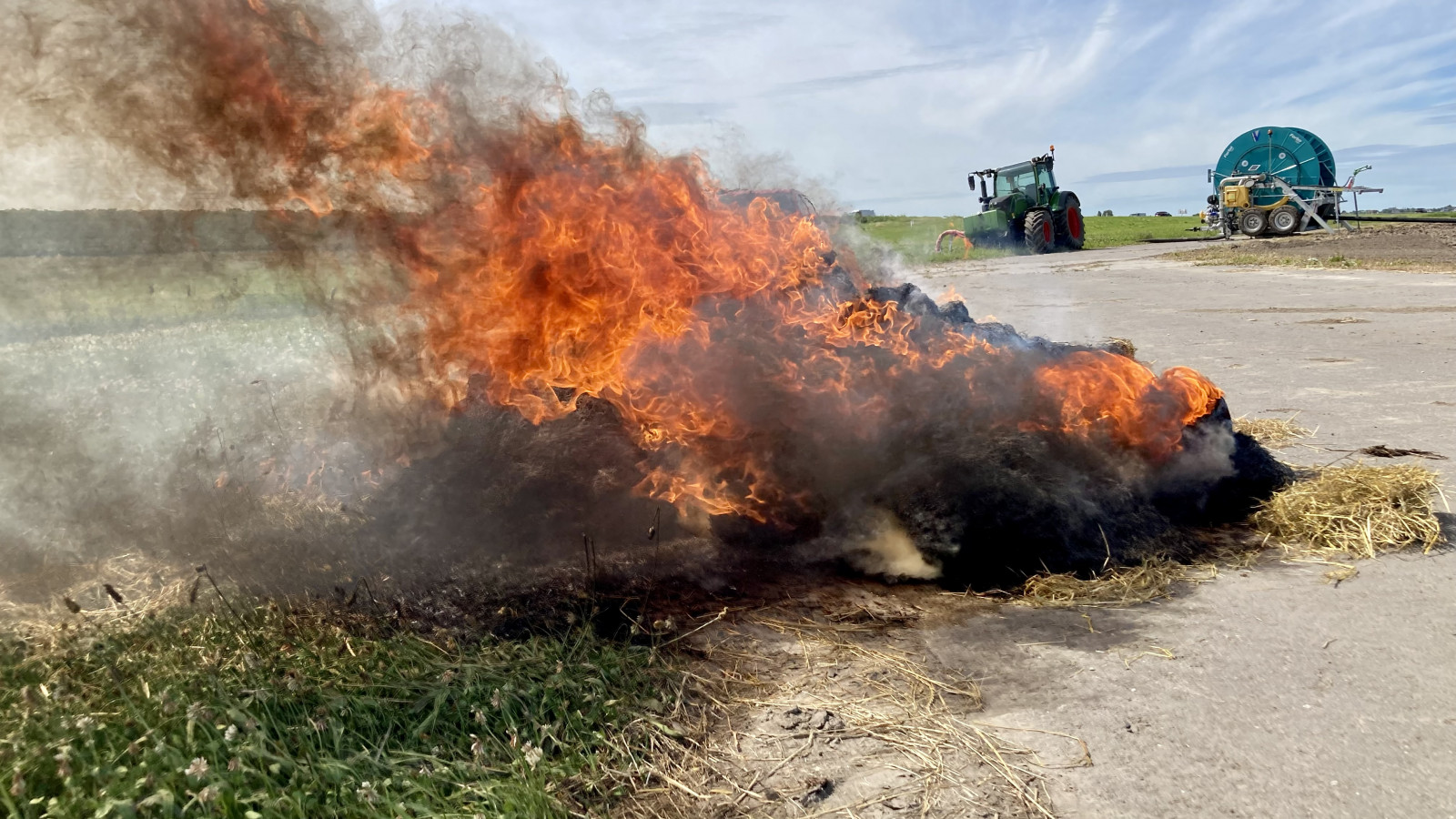 Boerenprotest met brandende hooibaal Zwaagdijk