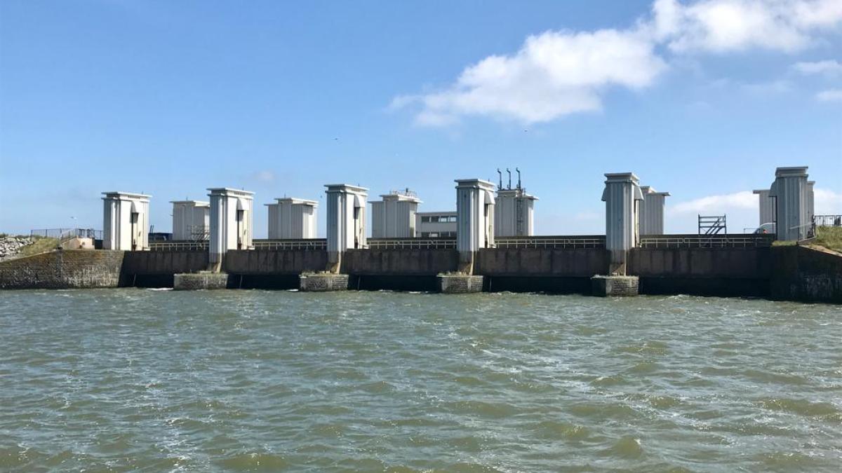 Verkeer A7 richting Leeuwarden gestremd door technische storing Stevinsluizen