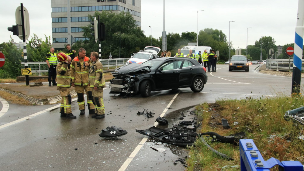 Bestelbus Belandt Op Zijkant Bij Aanrijding In Amsterdam - NH Nieuws