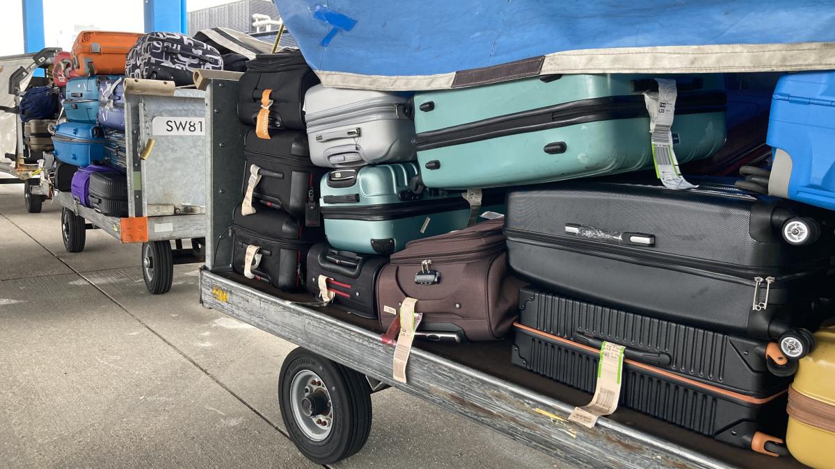 Schiphol is druk bezig met terugbezorgen van koffers na storing