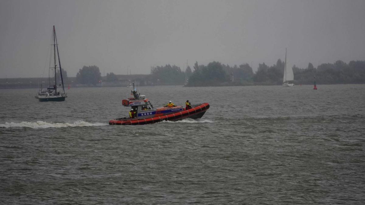 Helikopter zoekt boven Markermeer naar vermiste man, weinig hoop op teken van leven