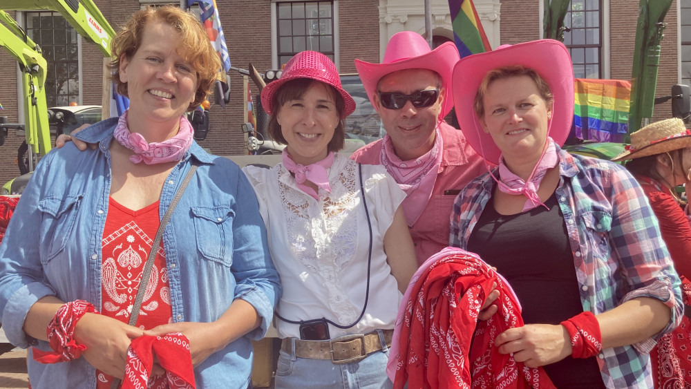 Noord-Hollandse Boeren Delen Rode En Roze Zakdoeken Uit Tijdens Canal ...