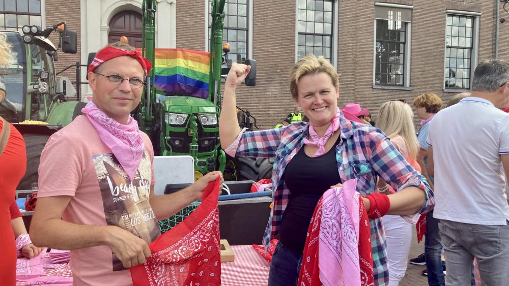 medeleerling speler Rendezvous Noord-Hollandse boeren delen rode en roze zakdoeken uit tijdens Canal  Parade - NH Nieuws
