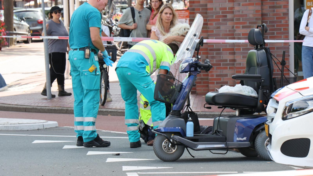 Vrouw in scootmobiel naar ziekenhuis na aanrijding in Amstelveen, automobilist spoorloos.