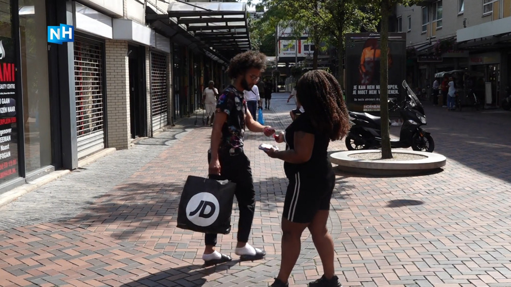 Flyeren in de Bijlmer voor de in 2016 vermoorde Rosleny: 'Laat ons niet  zitten met vragen als jij de antwoorden hebt' - NH Nieuws
