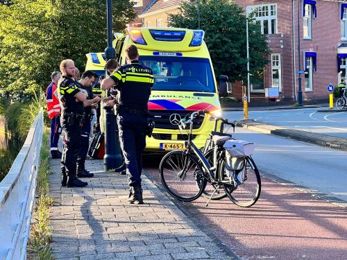 Man Met Elektrische Fiets Duwt Vrouw Voort Vrouw Komt Ten Val En Raakt