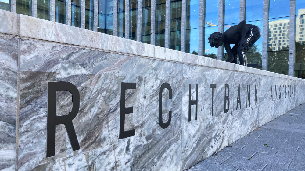 Man struck in neck with glass shards during Amsterdam night out: three years in prison