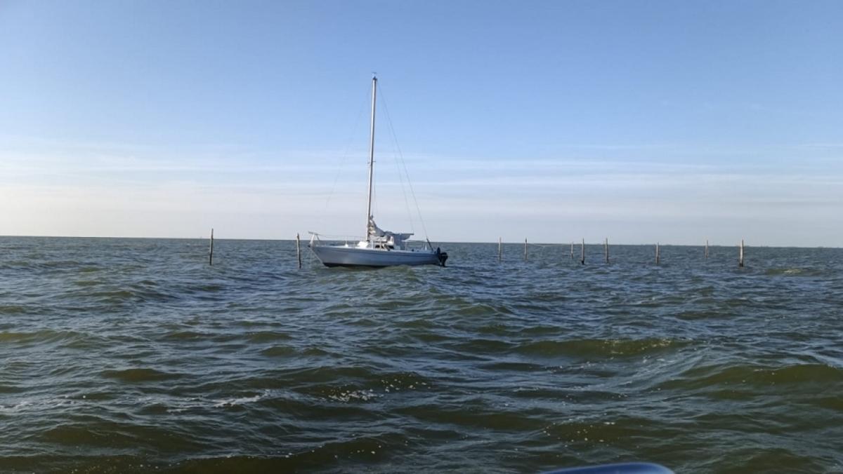Twee keer pech voor zeilboot in Wijdenes: gestrand op dijk, daarna vast in visfuiken