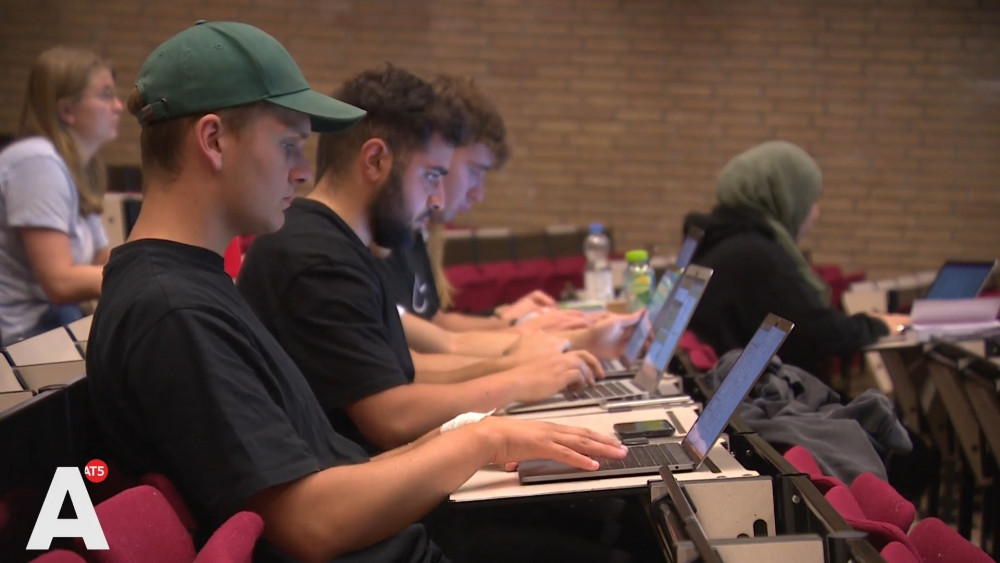 Tijd Dat Amsterdamse Studenten Op Wachtlijst Voor Kamer Staan Vaak ...