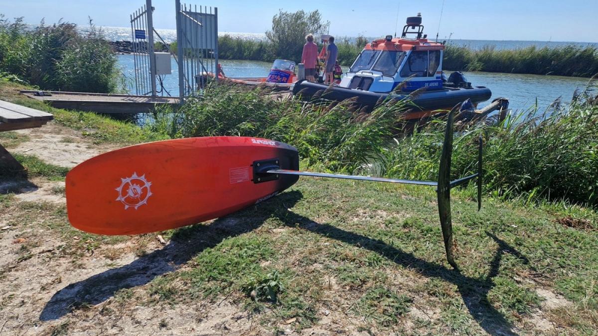 Surfer komt met plank vast te zitten in visnet bij Wijdenes