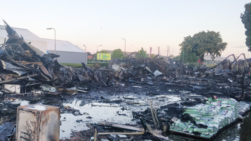 Verwoesting na brand vissen- en vogelspeciaalzaken in Nieuw-Vennep